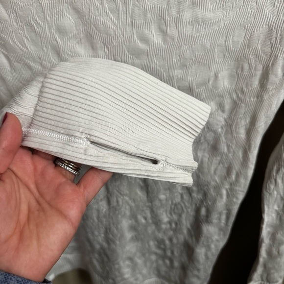 Lululemon rest less cream long sleeve textured top size 8 - Picture 6 of 6